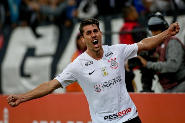 Danilo Avelar marcou seu primeiro gol com a camisa do Corinthians