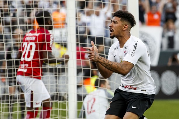 Douglas marcou o nico gol do Corinthians no dia