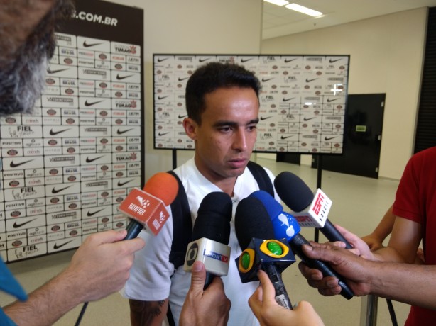 Jadson falou coma imprensa na sada da Arena Corinthians