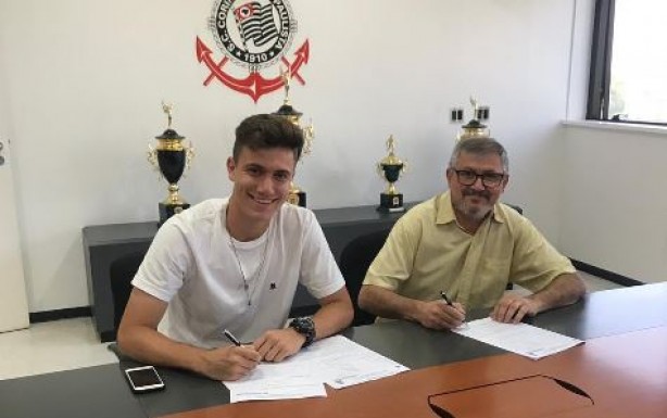 Lucas Piton assinou contrato profissional com o Corinthians