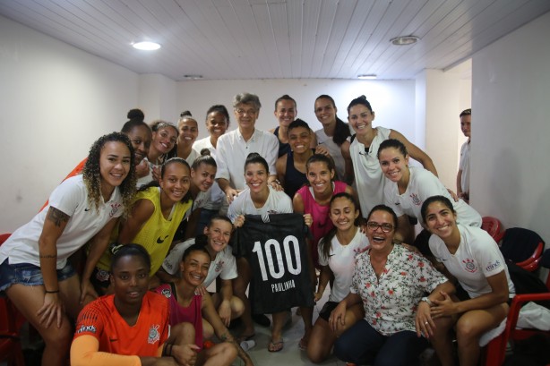 Paulinha foi homenageada no vestirio da Gvea aps jogo entre Corinthians e Flamengo