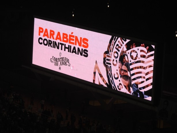 Telão exibiu os 108 anos do Corinthians antes de a bola rolar