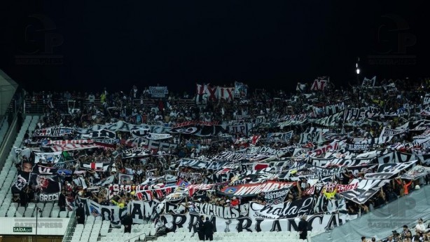 Torcedores chilenos levantaram faixas e bandeiras e atrapalharam a viso do setor visitante na Arena