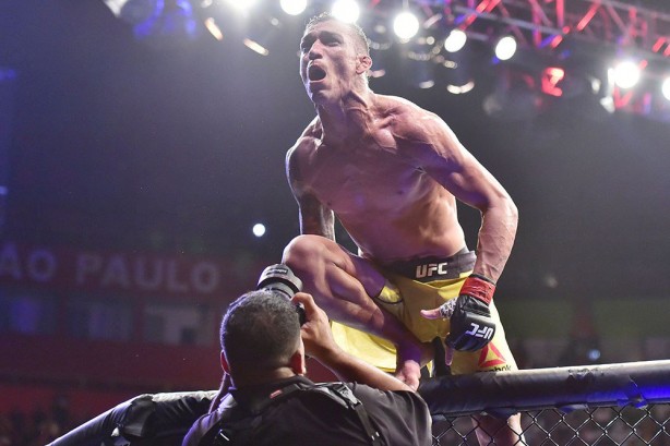 Charles vibra ao finalizar oponente americano no UFC So Paulo, h cerca de duas semanas