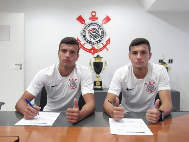 Guilherme ( esq.) e Gabriel assinaram primeiro contrato profissional de suas carreiras