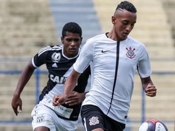 Gabriel Dias agora tem contrato profissional com o Corinthians
