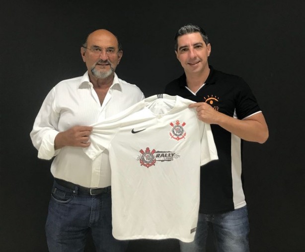 Rodrigo Knig ( dir.) posa ao lado de Rosenberg, diretor de marketing do Corinthians