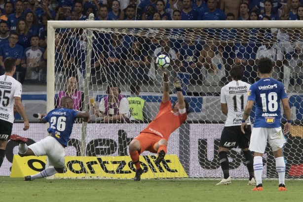 Cssio faz defesa  queima-roupa e evita segundo gol do Cruzeiro no Mineiro