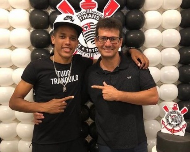 Will Dantas ( dir.) ao lado de Pedrinho, jogador do Corinthians
