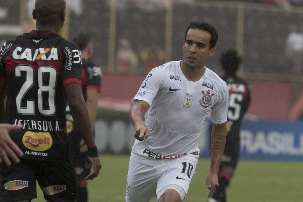 Jadson foi autor do primeiro gol do Corinthians contra o Vitria, em Salvador