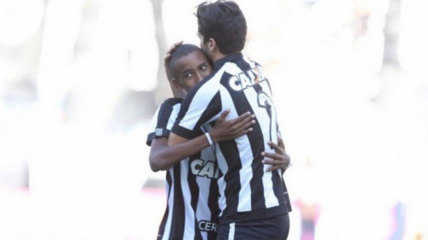 Ryan abraa Igor Rabello, seu dolo, antes de jogo do Botafogo; Jair enviou mensagem aos familiares