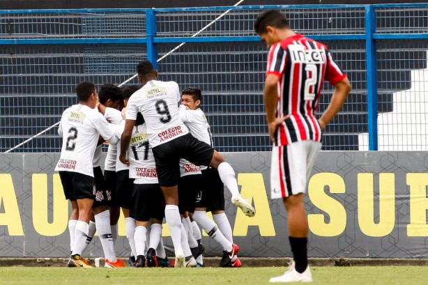 Corinthians venceu So Paulo com gol de Fessin