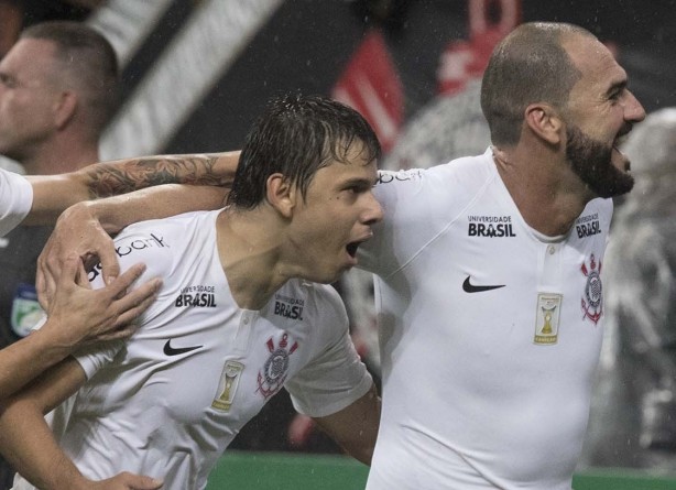 Romero e Danilo vivem perodo de incerteza sobre futuro no Corinthians