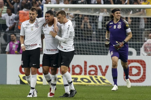 Ralf  abraado pelos companheiros depois de marcar golao na Arena Corinthians