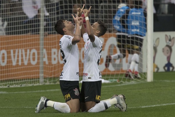 Vital comemora com Pedrinho gol marcado diante do ex-clube