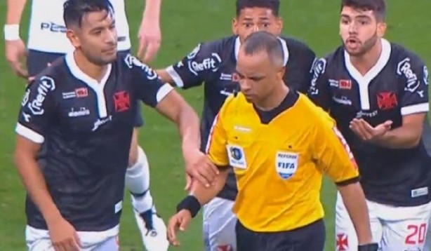 rbitro Wilton Pereira Sampaio foi bastante requisitado no tenso duelo entre Corinthians e Vasco