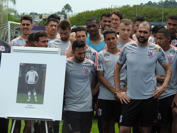 Com direito a quadro, Danilo recebe homenagem após treino do Corinthians