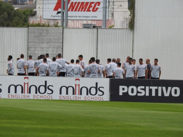Jogadores do Corinthians em ao na manh desta sexta-feira no CT