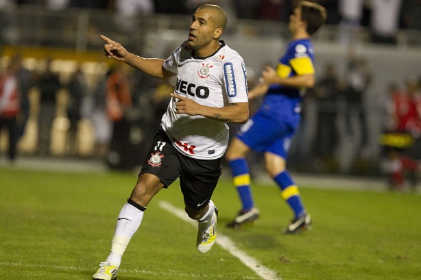 Sheik corre para o abrao ao marcar segundo gol sobre o Boca Juniors no Pacaembu