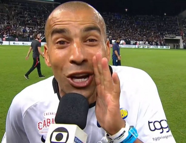 Emerson Sheik concedeu diversas entrevistas em sua noite de despedida na Arena Corinthians