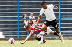 Arthur, agora ex-Corinthians, em ação contra o rival São Paulo; atleta está livre