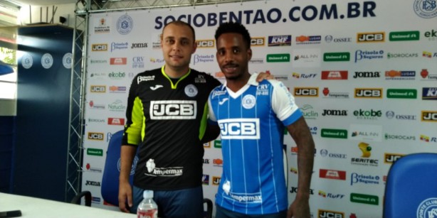 Guilherme Romo posa ao lado do experiente goleiro Renan, tambm reforo do So Bento