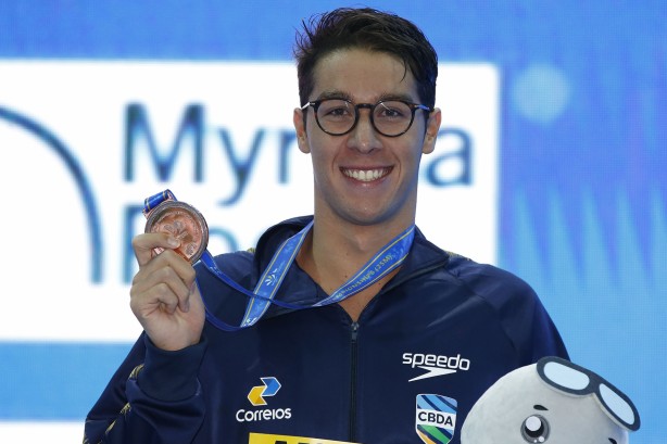 Brandonn Almeida comemora conquista da medalha de bronze no Mundial