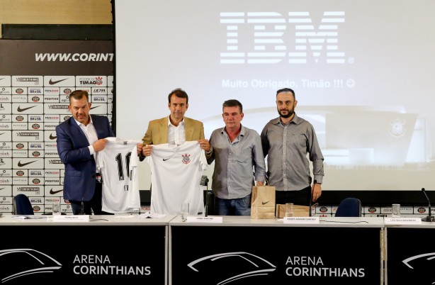 Executivos da IBM e dirigentes do Corinthians posam para foto ao trmino de evento