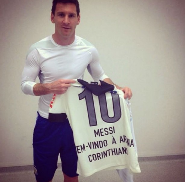 Messi j recebeu camisa do Corinthians durante jogo da Argentina na Arena, em Itaquera