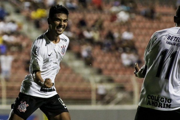 Oya celebra gol diante do Ricanato, na estreia do Timo na Copinha
