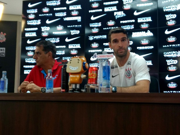 Boselli foi apresentado no Corinthians ao lado do diretor adjunto Jorge Kalil