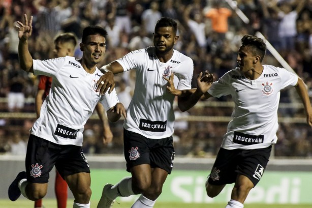 Oya comemora gol que classifica o Corinthians para a prxima fase da Copinha