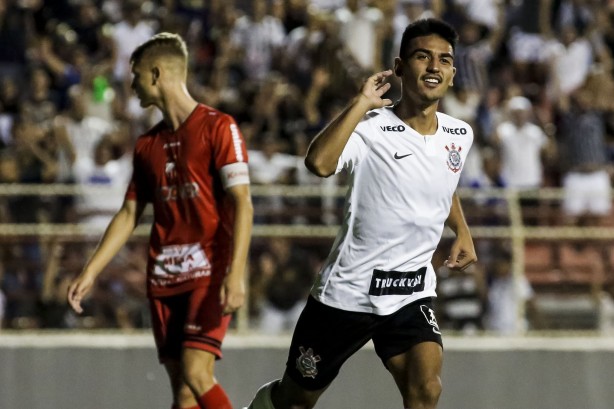 Oya marcou um dos gols do empate do Corinthians nesta tera-feira