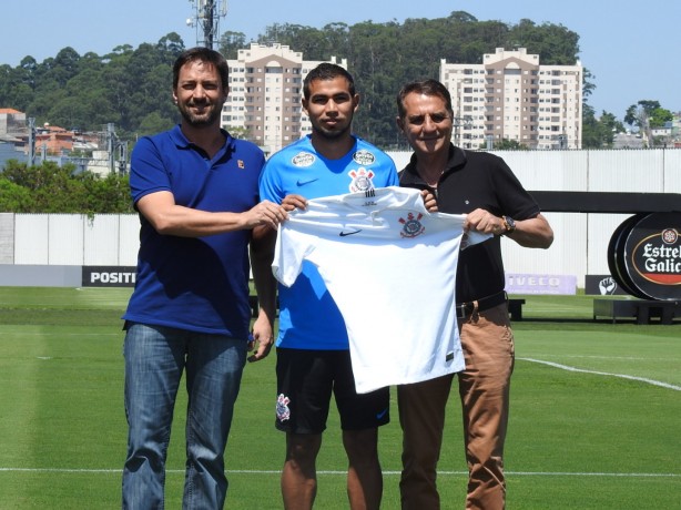 Sornoza durante apresentao oficial no Corinthians; meia era o camisa 10 do Fluminense