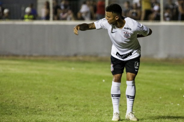 Bilu comemora o gol da virada do Timo em jogo da Copinha nesta segunda-feira