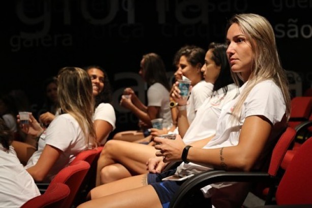 Equipe feminina do Corinthians se reapresentou nesta segunda-feira, no Parque So Jorge