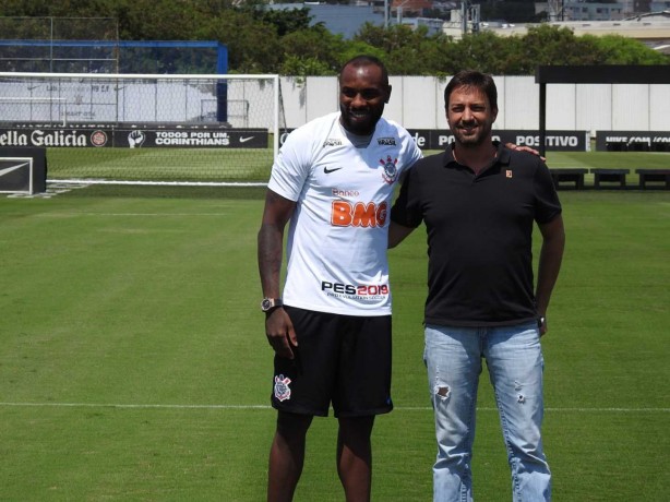 Manoel posou para foto ao lado do diretor de futebol Dulio Monteiro Alves