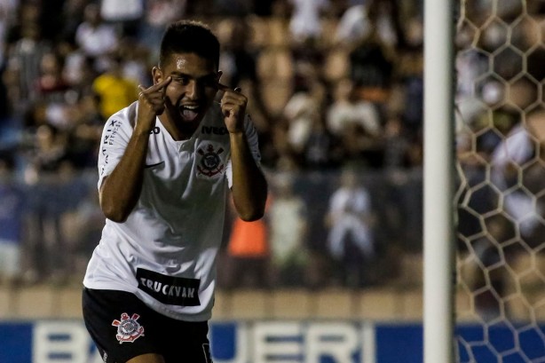 Fabricio Oya marcou outra vez pelo Corinthians e ajudou a garantir a vaga na semi