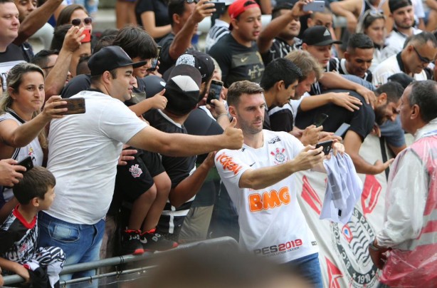 Boselli foi apresentado  torcida do Corinthians na Arena; estreia pode ocorrer neste fim de semana