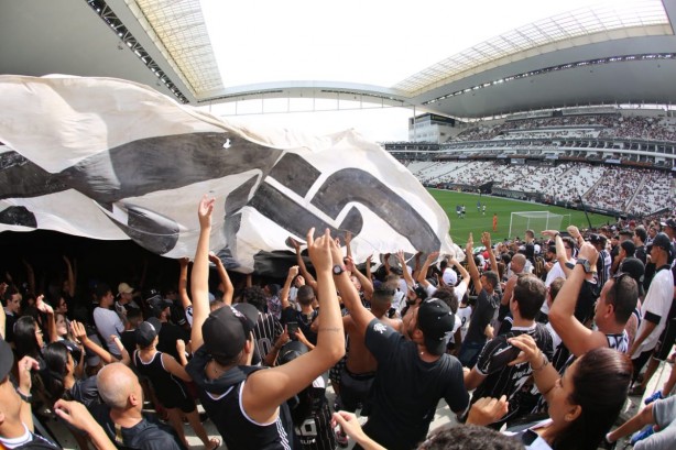 Na Arena, mais de 31 mil torcedores assistiram à estreia do Corinthians no Paulistão