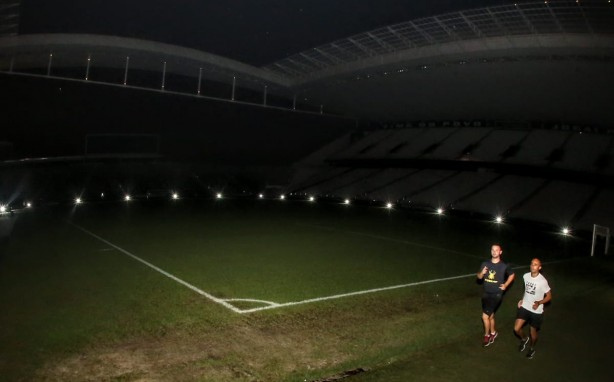 Luzes ao redor de gramado sinttico da Arena Corinthians beneficiaro scios de academia