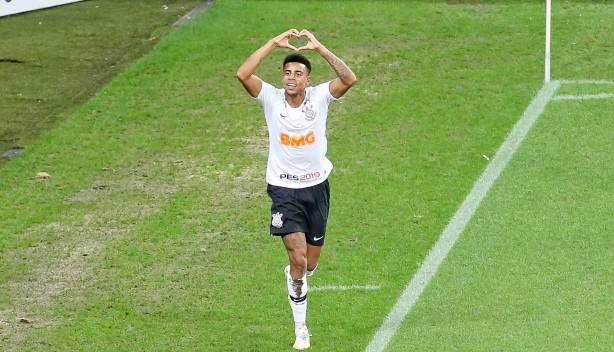 Gustavo comemora gol marcado na Arena Corinthians contra a Ponte Preta
