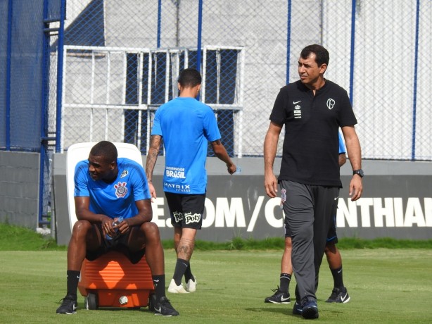 Carille de olho nos jogadores no primeiro dia de treino do Corinthians em 2019