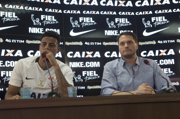 Gustagol no dia 3 de setembro de 2016, na apresentao oficial no Corinthians, com Eduardo Ferreira, diretor de futebol do clube