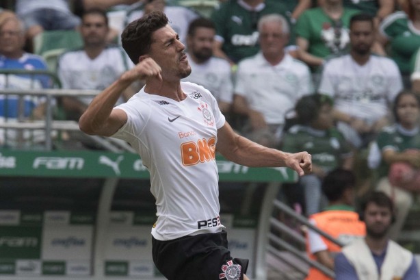 Danilo Avelar comemora o gol contra o Palmeiras, neste sbado. O jogador foi eleito o craque da partida pela Fiel