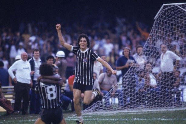 Casagrande fez a sua estreia em 1982 pelo Corinthians e anotou quatro gols na sua primeira partida