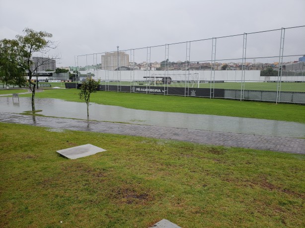 Chuva atrapalhou o ltimo dia de treino do Corinthians antes do embarque para Londrina