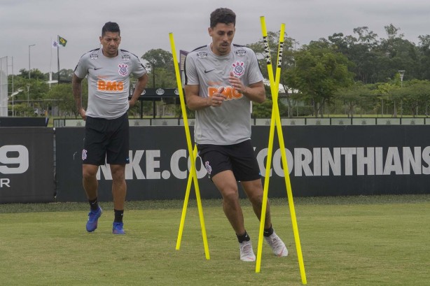 Danilo Avelar e Ralf durante preparao para a estreia do Corinthians na Copa do Brasil. O lateral  um dos jogadores que mais jogaram nesse incio de temporada