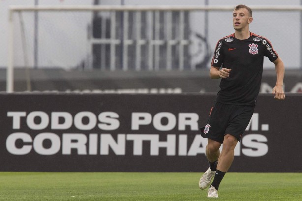 Carlos acumula nove jogos pelo time principal do Corinthians; lateral deve ser titular quinta
