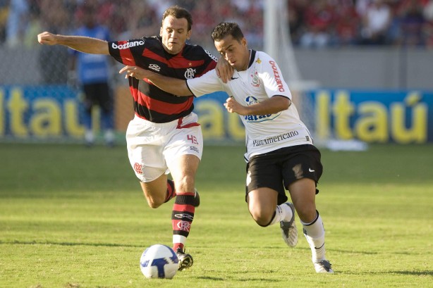 Bruno Bertucci tem disputa corpo a corpo com Petković, do Flamengo, em Clssico das Multides de 2009